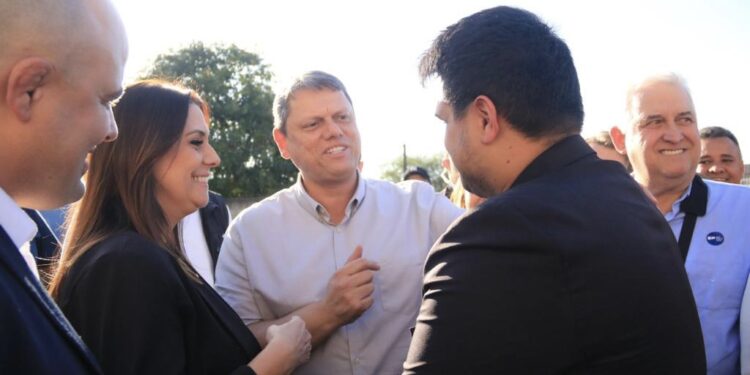 A deputada federal Simone Marquetto (MDB) e o governador Tarcísio de Freitas (Republicanos) em Boituva. (Divulgação)