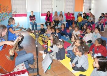 A “Tarde de Histórias”, é uma oportunidade para incentivar as famílias a terem acesso, de forma lúdica e divertida, à literatura, em um convite para uma escuta ativa, repleta de entusiasmo e cantoria. (Divulgação)