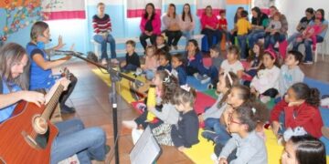 A “Tarde de Histórias”, é uma oportunidade para incentivar as famílias a terem acesso, de forma lúdica e divertida, à literatura, em um convite para uma escuta ativa, repleta de entusiasmo e cantoria. (Divulgação)