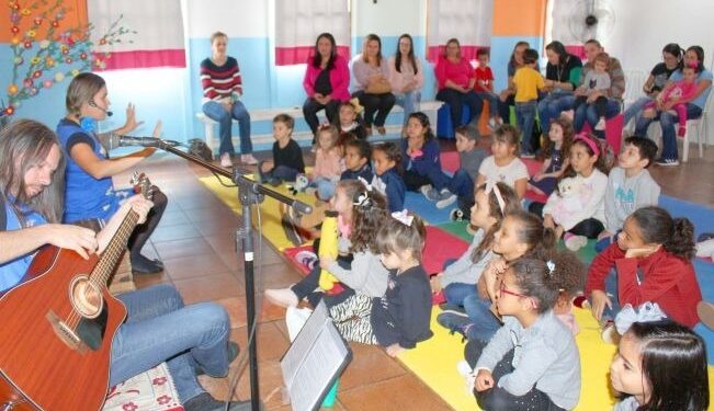 A “Tarde de Histórias”, é uma oportunidade para incentivar as famílias a terem acesso, de forma lúdica e divertida, à literatura, em um convite para uma escuta ativa, repleta de entusiasmo e cantoria. (Divulgação)