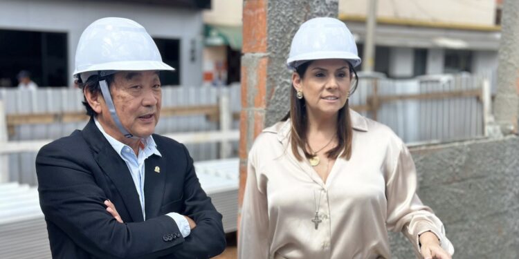 A deputada federal Simone Marquetto (MDB-SP) durante visita ao Hospital Leo Orsi Bernardes. (Divulgação)