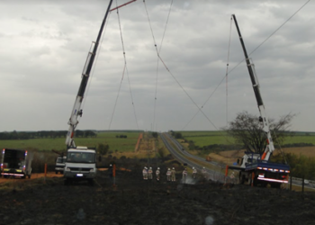 Equipes da CPFL reparam danos na rede, causados por queimadas. (Divulgação)