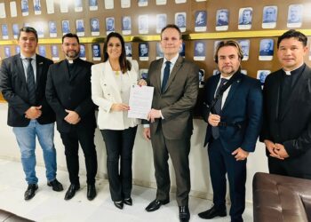 A deputada Simone Marquetto (MDB-SP) em reunião com os demais deputados da Frente Parlamentar Católica no Supremo Tribunal Federal (STF).