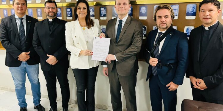A deputada Simone Marquetto (MDB-SP) em reunião com os demais deputados da Frente Parlamentar Católica no Supremo Tribunal Federal (STF).