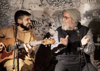 Os músicos Pedro Altério e o pai Rafael Altério durante show. (Divulgação)