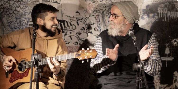 Os músicos Pedro Altério e o pai Rafael Altério durante show. (Divulgação)