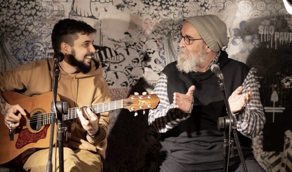 Os músicos Pedro Altério e o pai Rafael Altério durante show. (Divulgação)