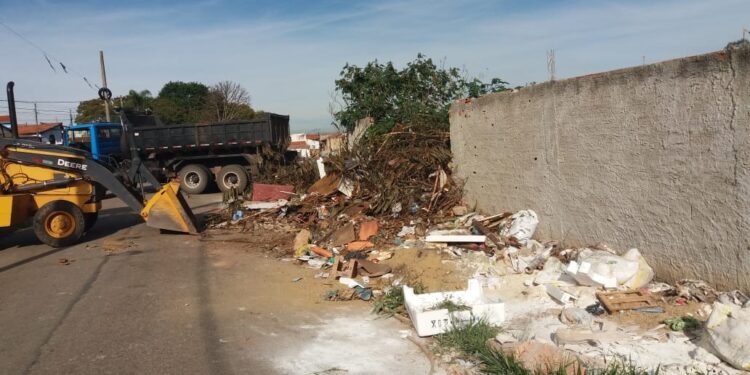 O serviço evita surgimento de focos de criadouros do mosquito Aedes Aegypti responsável por doenças como a Dengue. (Divulgação)