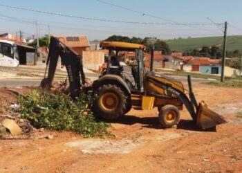A Secretaria de Serviços Públicos, órgão da Prefeitura de Itapetininga, remove, nesta quinta-feira, dia 3, entulhos de construção civil, podas de jardinagem e até pneus no Jardim São Camilo. (Divulgação)