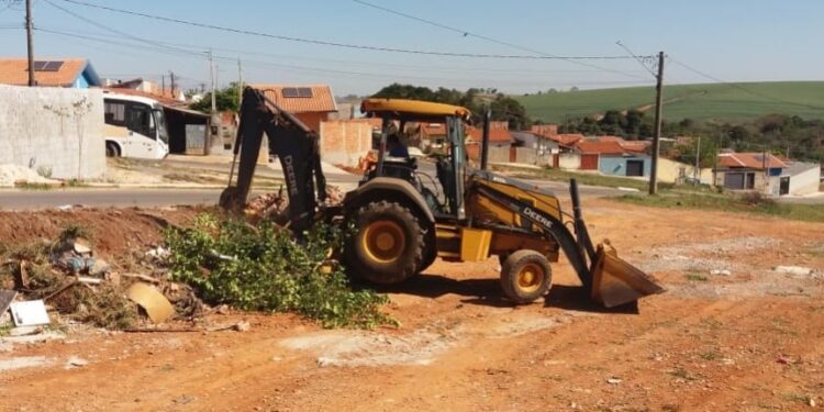 A Secretaria de Serviços Públicos, órgão da Prefeitura de Itapetininga, remove, nesta quinta-feira, dia 3, entulhos de construção civil, podas de jardinagem e até pneus no Jardim São Camilo. (Divulgação)