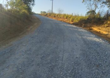 Equipes fizeram manutenção nas estradas do bairro São Roque, via Recanto dos Sabiás, no Mato Seco e também no Moquém. (Divulgação)