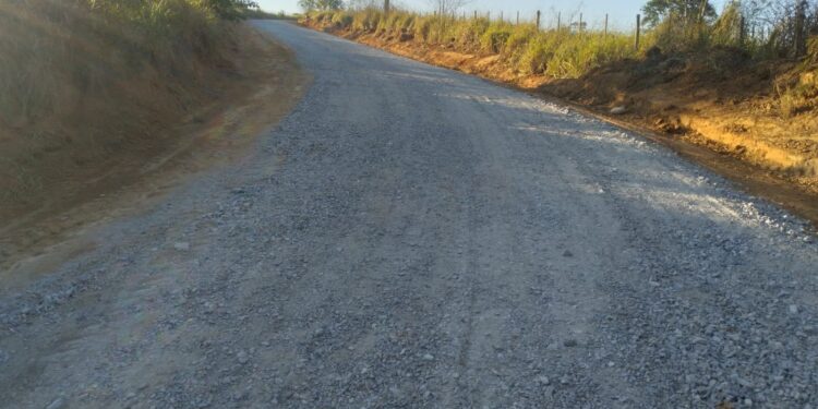 Equipes fizeram manutenção nas estradas do bairro São Roque, via Recanto dos Sabiás, no Mato Seco e também no Moquém. (Divulgação)