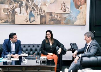 A deputada federal Simone Marquetto, o prefeito de Itapetininga, Jeferson Brun e o governador Tarcísio de Freitas.