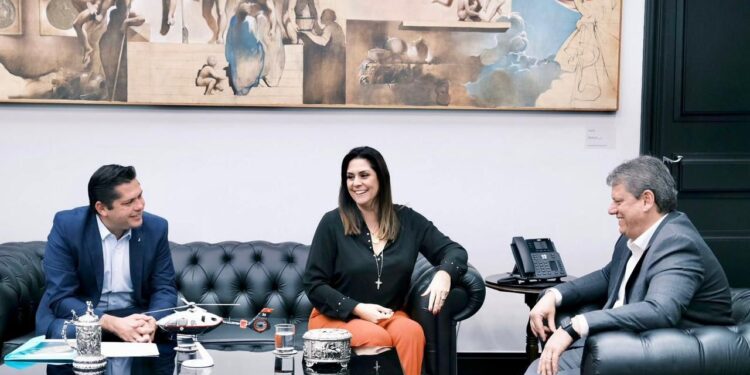 A deputada federal Simone Marquetto, o prefeito de Itapetininga, Jeferson Brun e o governador Tarcísio de Freitas.