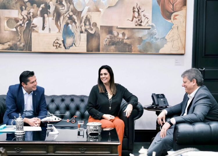 A deputada federal Simone Marquetto, o prefeito de Itapetininga, Jeferson Brun e o governador Tarcísio de Freitas.