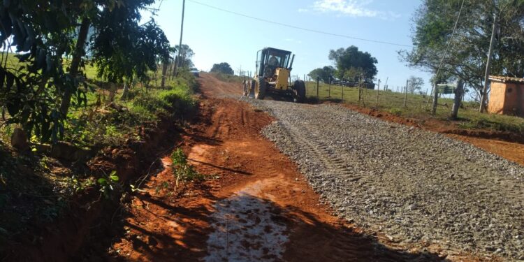 As equipes realizam a recuperação nas estradas vicinais no Curuçá, bairro do Peixoto, São Roque e bairro das Antas. (Divulgação)