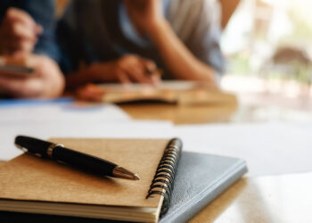 As vagas são direcionadas a alunos de pelo menos 40 diferentes cursos de graduação, técnicos/tecnólogos e serão preenchidas, a partir de um modelo de seleção oculta, adotado pela companhia desde 2019. (Freepik)