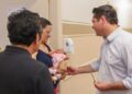 O prefeito Jeferson Brun lançou o Projeto “Plantando o Futuro”, no Hospital Municipal Dr. “Léo Orsi Bernardes”, o projeto de doação de mudas de árvores para cada criança que nascer na maternidade. (Divulgação)