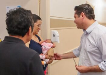 O prefeito Jeferson Brun lançou o Projeto “Plantando o Futuro”, no Hospital Municipal Dr. “Léo Orsi Bernardes”, o projeto de doação de mudas de árvores para cada criança que nascer na maternidade. (Divulgação)