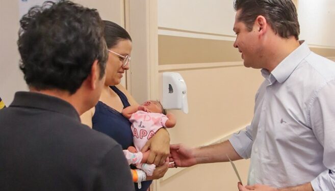 O prefeito Jeferson Brun lançou o Projeto “Plantando o Futuro”, no Hospital Municipal Dr. “Léo Orsi Bernardes”, o projeto de doação de mudas de árvores para cada criança que nascer na maternidade. (Divulgação)