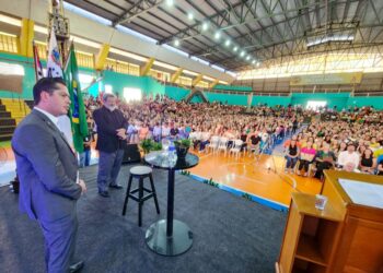 O prefeito Jeferson Brun esteve presente no Ginásio Ayrton Senna da Silva durante a palestra do renomado educador, Mario Sergio Cortela. (Divulgação)