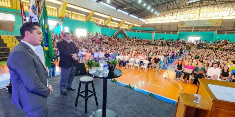 O prefeito Jeferson Brun esteve presente no Ginásio Ayrton Senna da Silva durante a palestra do renomado educador, Mario Sergio Cortela. (Divulgação)