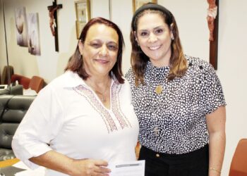 No início do mandato em Brasília, a deputada federal Simone Marquetto (MDB-SP) recebeu a vice-prefeita de Itapuã, Maria Cléia Pichelli, no Gabinete. (Divulgação)