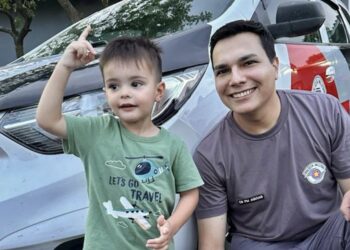 Na tarde do último domingo (24), o cabo Aguiar recebeu no batalhão a visita do Vicente e seus pais, que vieram agradecer o empenho, a dedicação e a vida da criança que foi salva pelo policial. (Divulgação)