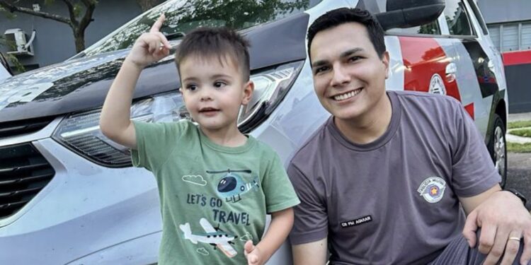 Na tarde do último domingo (24), o cabo Aguiar recebeu no batalhão a visita do Vicente e seus pais, que vieram agradecer o empenho, a dedicação e a vida da criança que foi salva pelo policial. (Divulgação)