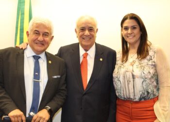 A deputada federal Simone Marquetto (MDB-SP) ao lado do deputado federal Antonio Carlos Rodrigues (PL-SP) e do senador Astronauta Marcos Pontes (PL-SP). (Divulgação)