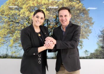 A deputada federal Simone Marquetto (MDB-SP) e o prefeito de Piedade, Geraldinho. (Divulgação)