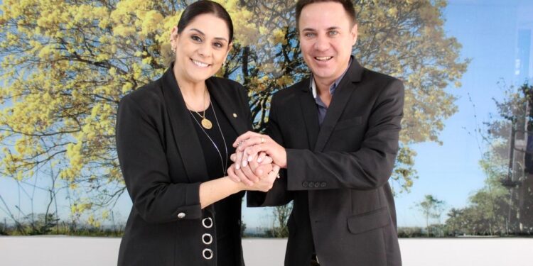 A deputada federal Simone Marquetto (MDB-SP) e o prefeito de Piedade, Geraldinho. (Divulgação)