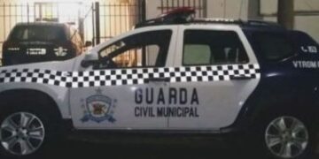 A equipe da GCM prosseguiu até o plantão policial para encaminhar todo o material apreendido. (Divulgação)