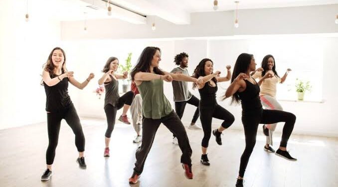 A proposta é viabilizar o ensino-aprendizagem de um repertório específico de danças brasileiras sob um viés prático e reflexivo sobre as especificidades de cada dança. (Reprodução/Internet)