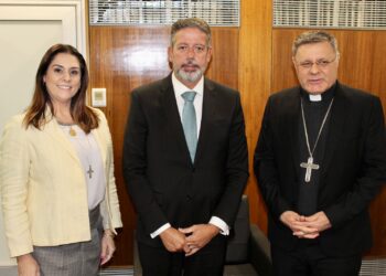 A deputada federal Simone Marquetto (MDB-SP), o Cardeal Arcebispo de Brasília, Dom Paulo Cezar e o presidente da Câmara, deputado federal Arthur Lira (PP-AL). (Divulgação)