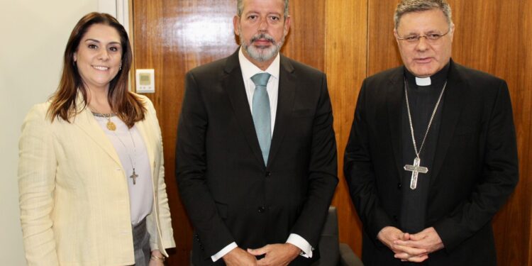 A deputada federal Simone Marquetto (MDB-SP), o Cardeal Arcebispo de Brasília, Dom Paulo Cezar e o presidente da Câmara, deputado federal Arthur Lira (PP-AL). (Divulgação)