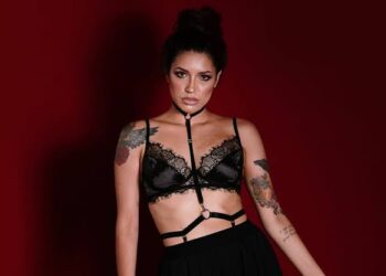 Juliane Hooper é cantora, compositora, letrista, musicista e intérprete. Escolheu o sobrenome “Hooper” como stage name quando se viu artista pela primeira vez. (Divulgação)