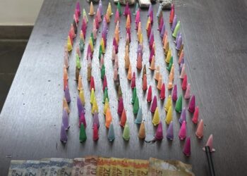 Foram apreendidos, 32 porções de crack, 152 micro tubos de cocaína, 8 porções de maconha, 01 rádio comunicador, 03 aparelhos celulares e a quantia de R$ 155 em espécie. (Divulgação)