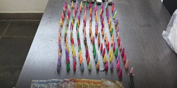 Foram apreendidos, 32 porções de crack, 152 micro tubos de cocaína, 8 porções de maconha, 01 rádio comunicador, 03 aparelhos celulares e a quantia de R$ 155 em espécie. (Divulgação)