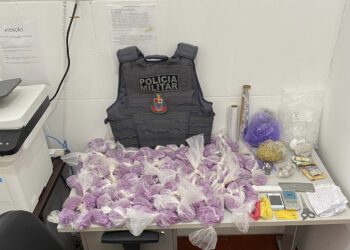 Com eles foram apreendidos 3176 Pinos de cocaína,164 porções de maconha, 1023 pedras de crack e R$ 2.117,55 em espécie. (Divulgação)