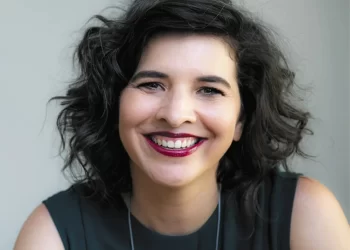 Formada em Rádio e TV, a escritora Keka Reis trabalhou como roteirista, atuou na área de Comunicação da MTV Brasil e do Itaú Cultural, escreveu diversas peças de teatro e quatro romances, dos quais, dois deles foram finalista ao Prêmio Jabuti. (Divulgação)