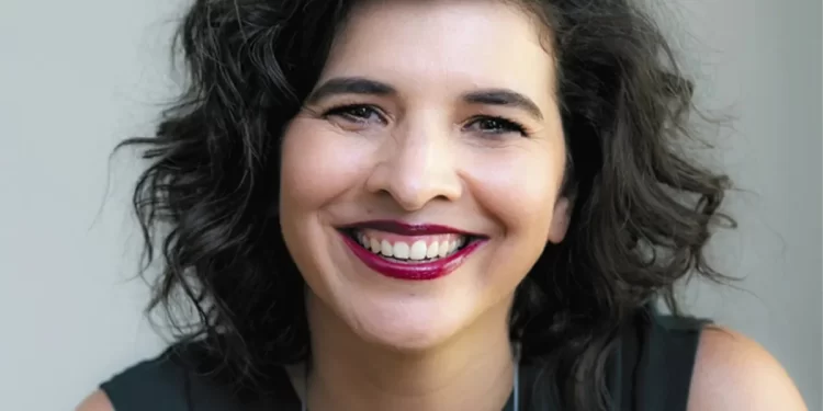 Formada em Rádio e TV, a escritora Keka Reis trabalhou como roteirista, atuou na área de Comunicação da MTV Brasil e do Itaú Cultural, escreveu diversas peças de teatro e quatro romances, dos quais, dois deles foram finalista ao Prêmio Jabuti. (Divulgação)