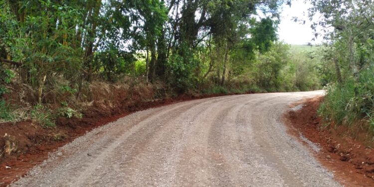Foram feitos o nivelamento de pista e o cascalhamento com pedras em diversas vicinais. (Divulgação)