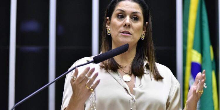 A deputada federal Simone Marquetto (MDB-SP), na Câmara dos Deputados, com o terço que recebeu do Papa Francisco. (Divulgação)