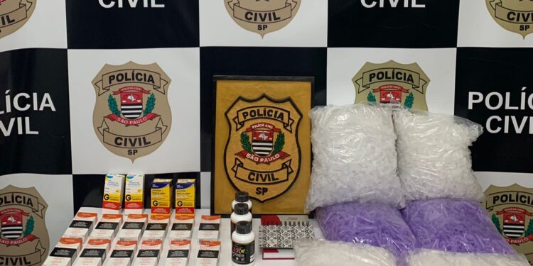 O homem foi detido após a polícia encontrar em seu apartamento milhares de microtubos vazios, comumente utilizados para acondicionar drogas. (Divulgação)