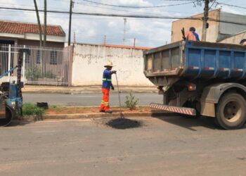 Equipe da Secretaria Municipal de Obras e Departamento Municipal de Trânsito (Demutran), realizou a operação tapa-buracos na cidade. (Divulgação)