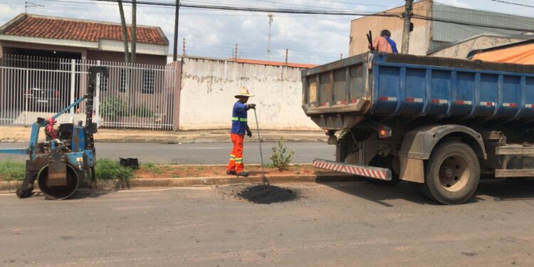 Equipe da Secretaria Municipal de Obras e Departamento Municipal de Trânsito (Demutran), realizou a operação tapa-buracos na cidade. (Divulgação)