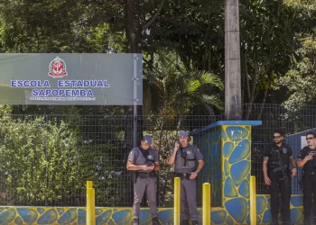 A contratação de mil vigilantes foi anunciada pelo governador Tarcísio de Freitas, em abril, como uma das medidas preventivas após o ataque ocorrido na Escola Estadual Thomazia Montoro, na zona oeste, que deixou uma professora morta e quatro feridos. (Paulo Pinto/Agência Brasil)