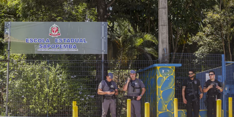 A contratação de mil vigilantes foi anunciada pelo governador Tarcísio de Freitas, em abril, como uma das medidas preventivas após o ataque ocorrido na Escola Estadual Thomazia Montoro, na zona oeste, que deixou uma professora morta e quatro feridos. (Paulo Pinto/Agência Brasil)