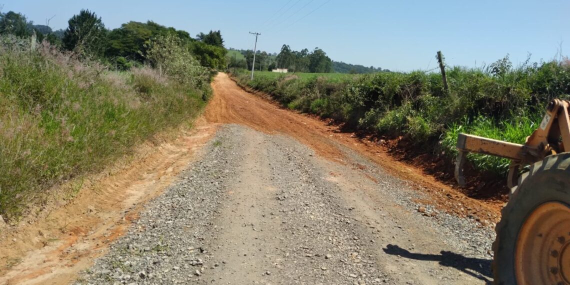 Foram feitos o nivelamento de pista e o cascalhamento com pedras em diversas vicinais. (Divulgação)